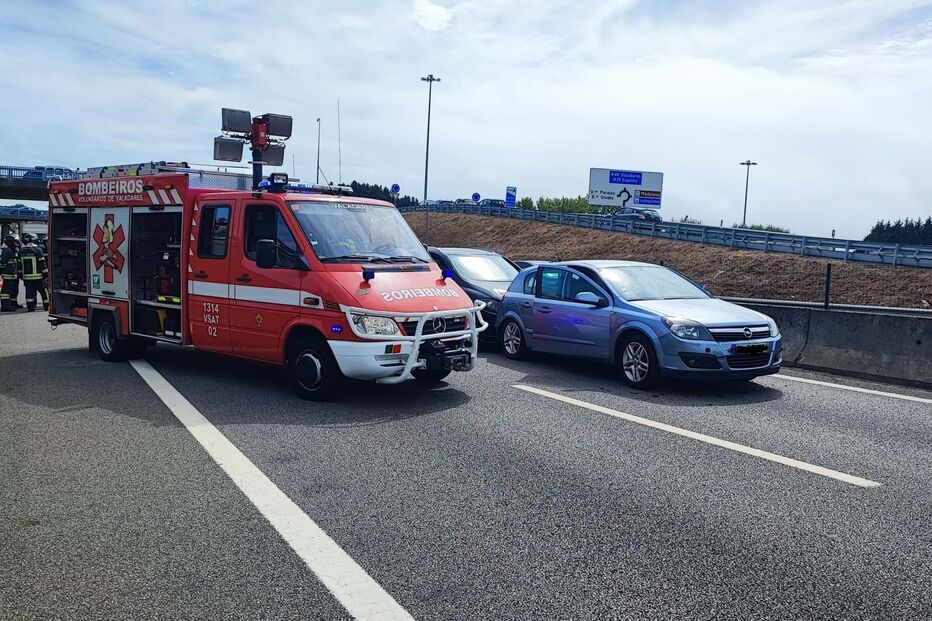 Mulher gravemente ferida após colisão entre um camião e cinco carros em Gaia