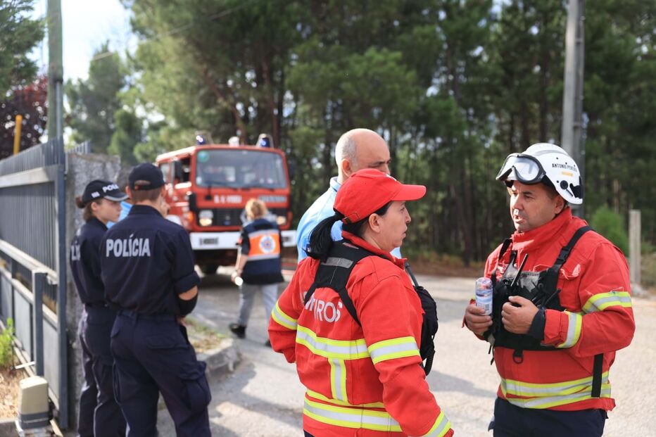 Fogo mobilizou operacionais dos bombeiros e da PSP