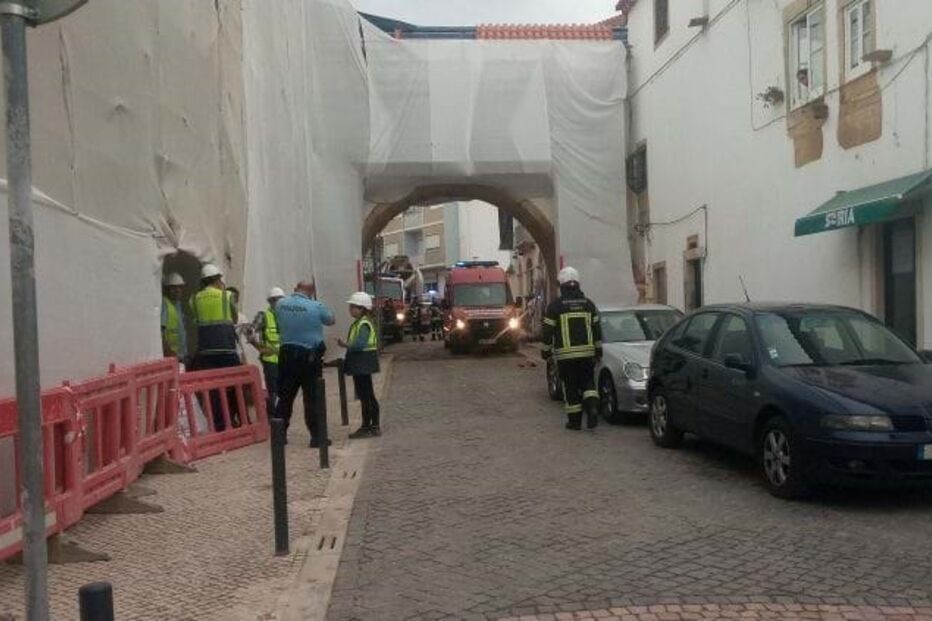 Trabalhador em estado grave após cair de altura de sete metros em Tomar