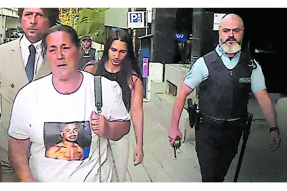 Augusta Sousa veste uma t-shirt com a fotografia do filho