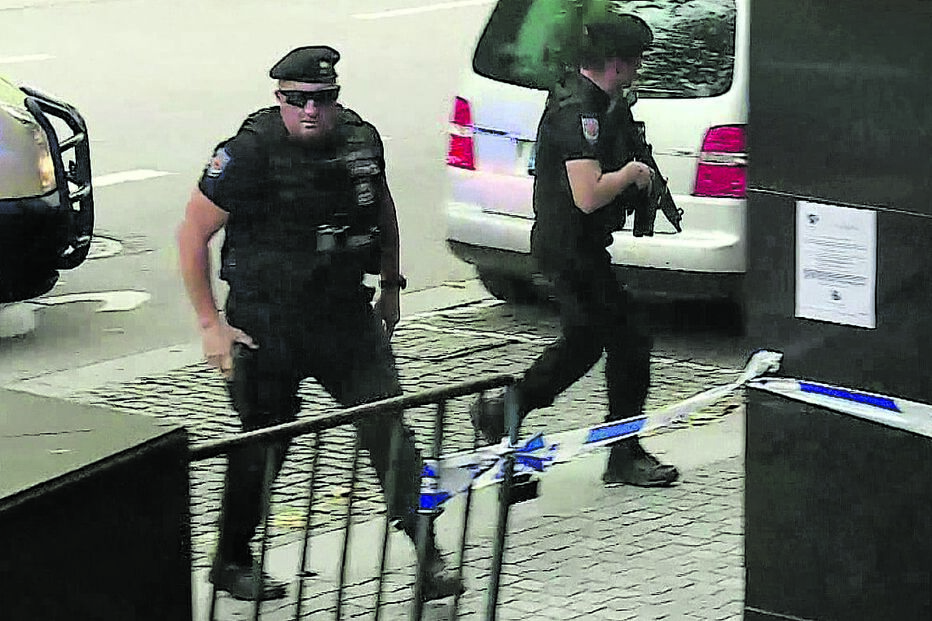 Mãe de Igor chora ao enfrentar homicidas do filho