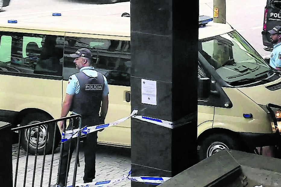 Mãe de Igor chora ao enfrentar homicidas do filho