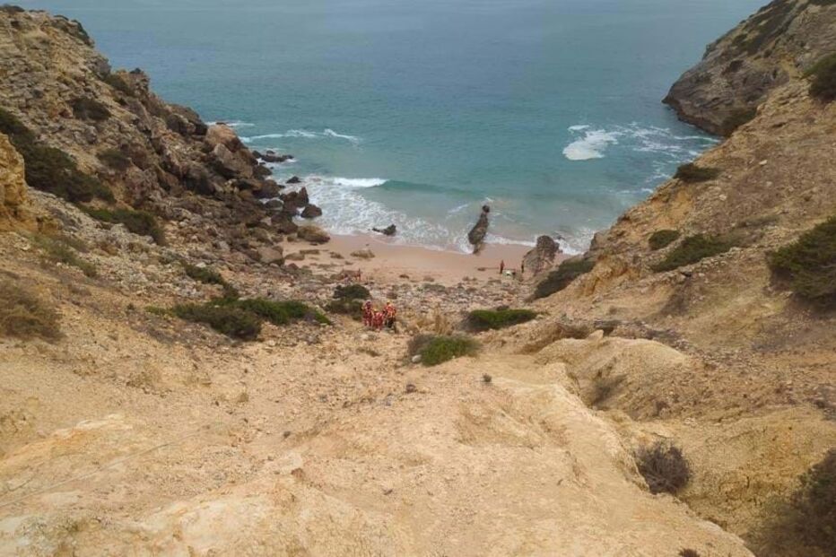 Mulher resgatada na praia de São João Vaz