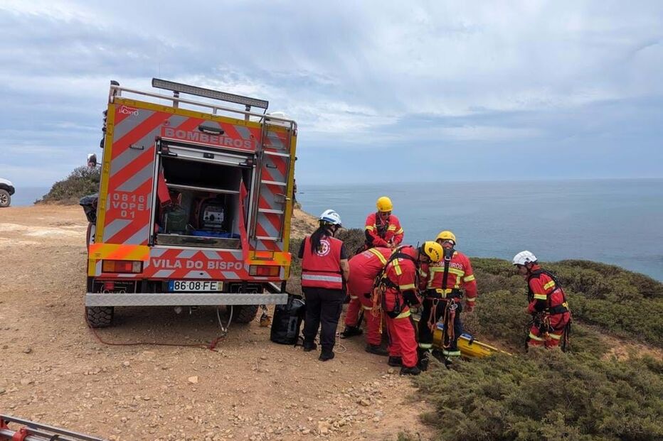 Mulher resgatada na praia de São João Vaz