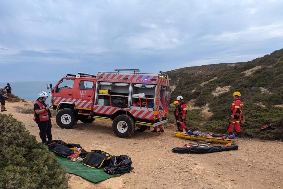 Mulher resgatada na praia de São João Vaz