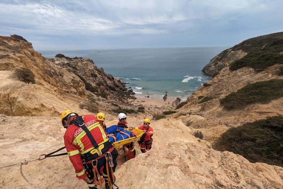 Mulher resgatada na praia de São João Vaz