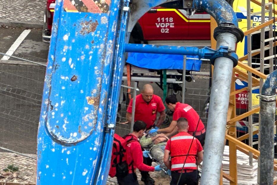 Trabalhador ferido em queda na Amadora