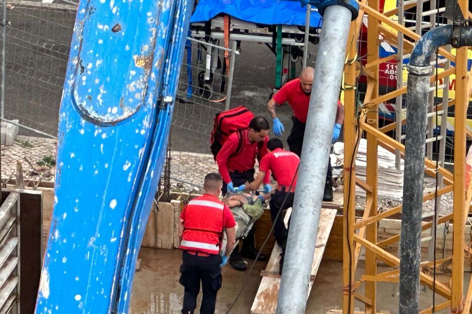 Trabalhador ferido em queda na Amadora