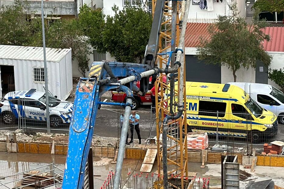 Trabalhador ferido em queda na Amadora