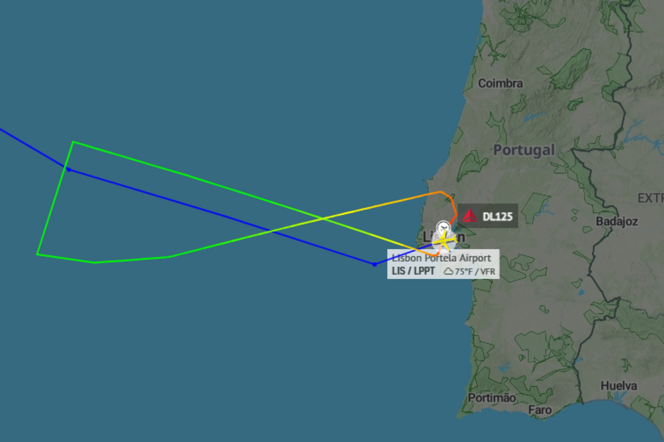 Avião Delta regressa a Lisboa 