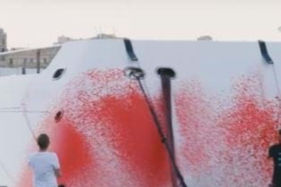 Ativistas pintam iate de luxo da família Walmart em Barcelona