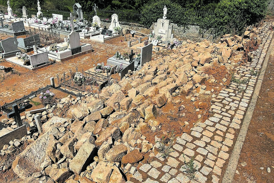 Mau tempo destrói campas em cemitério em Alijó