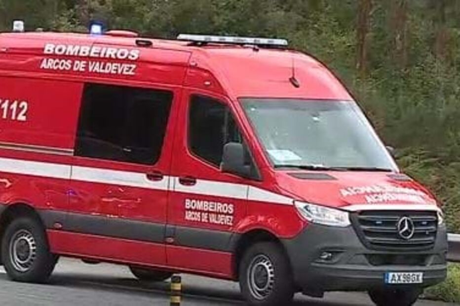 Dois mortos em choque frontal sobre risco contínuo 