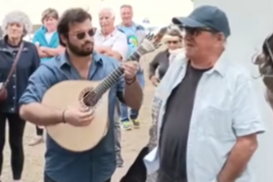 José Cid surpreende e canta fado em peregrinação na Serra da Estrela