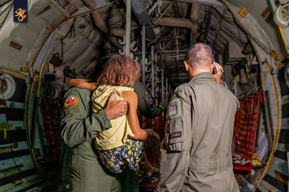 Militares ajudam uma criança