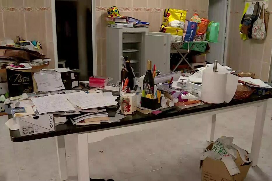 Casa foi revirada pelos ladrões, que conseguiram que Manuel abrisse o cofre