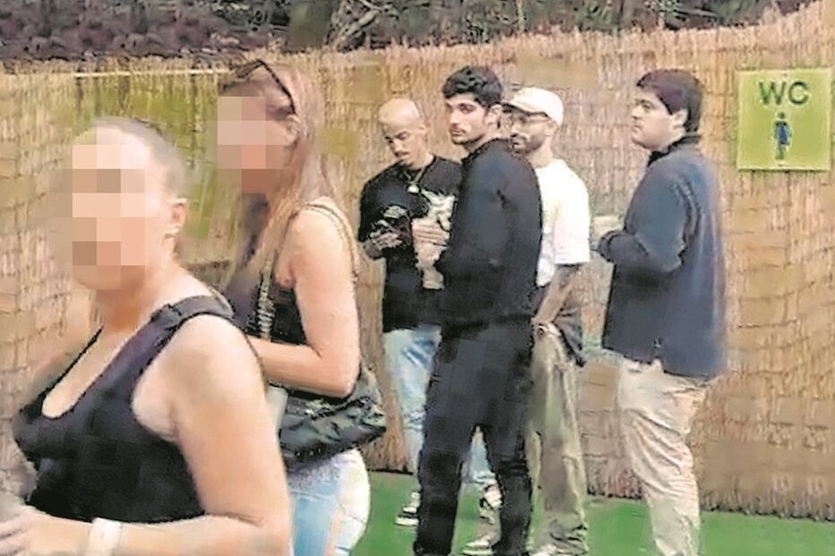 O trio de atletas do Benfica com um amigo