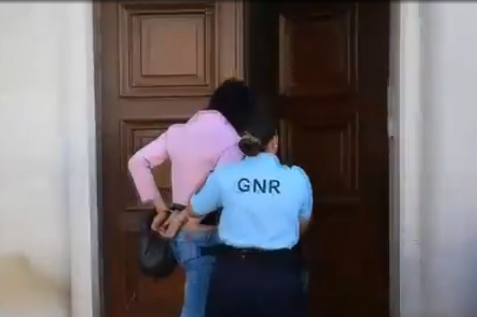 Transgénero violenta ataca pais que a queriam expulsar em Samora Correia