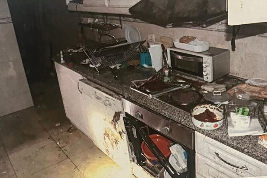 Interior da habitação ficou destruído pelo incêndio