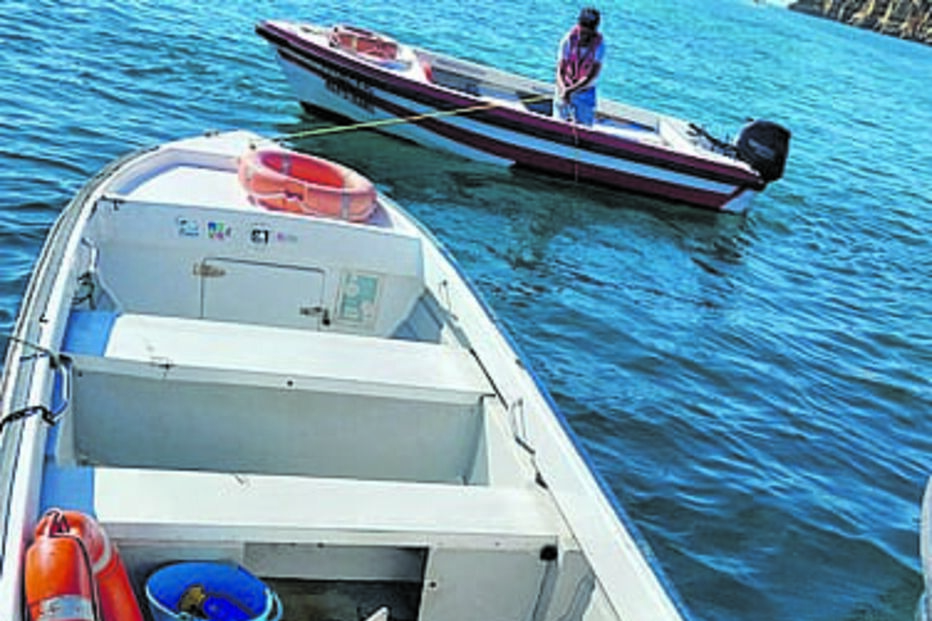Embarcação sofreu danos