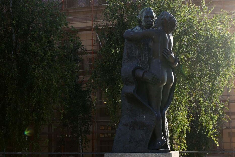 Estátua de Camilo Castelo Branco em frente ao Tribunal da Relação do Porto