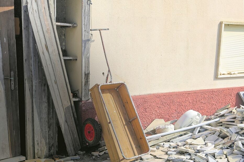 O carrinho de mão usado para levar o corpo