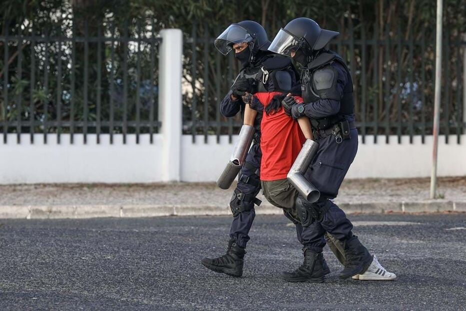 Unidade especial da PSP retirou os ativistas climáticos dos locais onde procuravam barrar a entrada na reunião ministerial