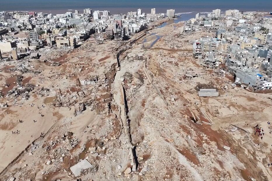 Enxurrada levou tudo à frente e arrasou parte da cidade de Derna