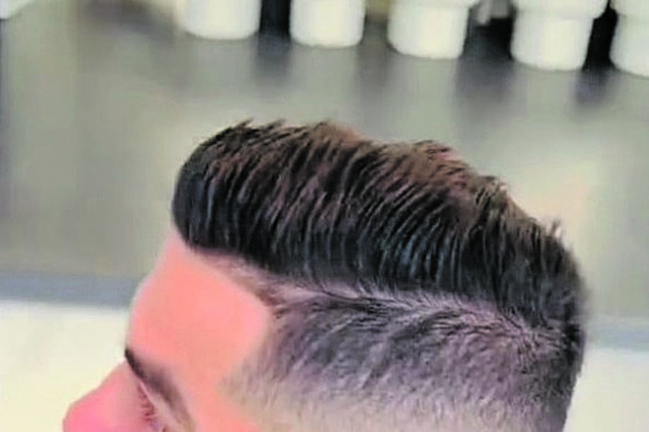 Ronaldo corta o cabelo enquanto vê a CMTV