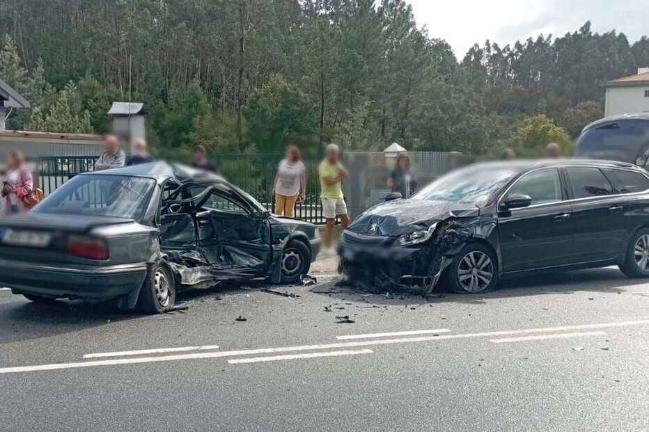 Mulher ferida com gravidade em colisão entre dois carros em Oliveira de Azeméis
