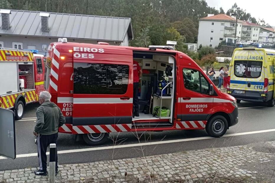 Mulher ferida com gravidade em colisão entre dois carros em Oliveira de Azeméis