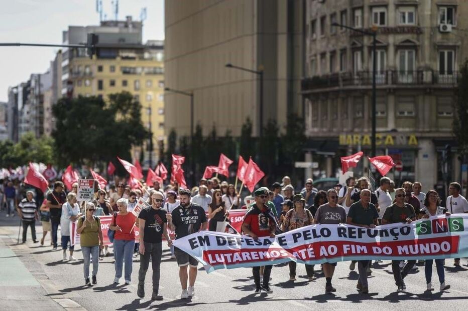 Centenas de pessoas marcham em Lisboa pela saúde pública