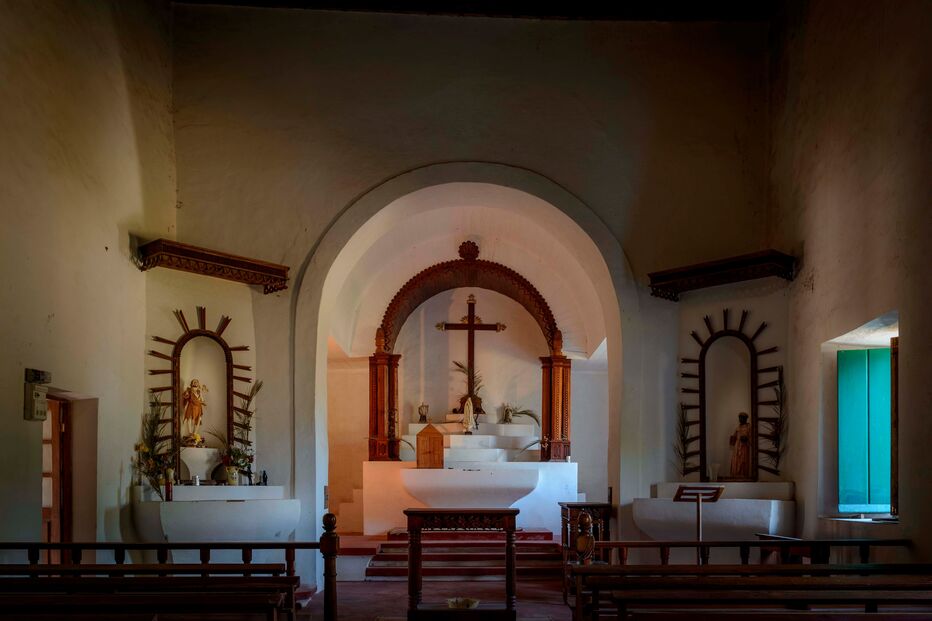 Interior de igreja em Moçambique