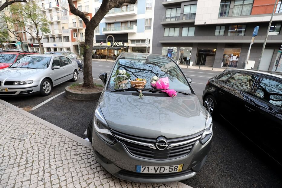 Carro onde bebé morreu foi local de homenagem