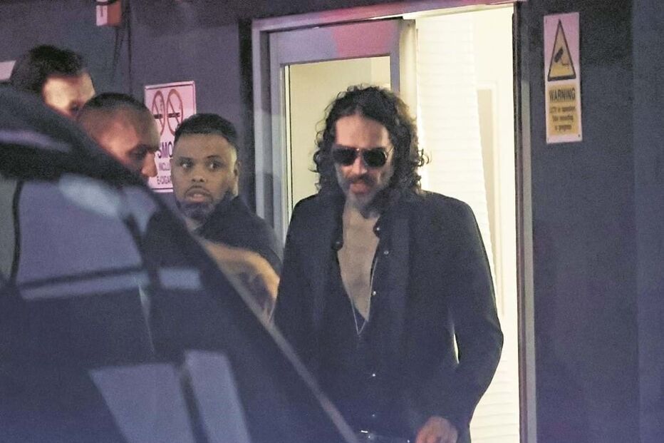 Russell Brand, de 48 anos, diz-se “completamente inocente”