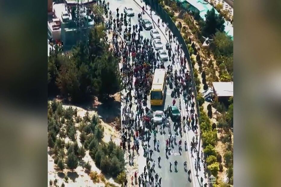 Fãs cercaram o autocarro onde seguia o Al Nassr. Adeptos subiram a “montanha” do hotel