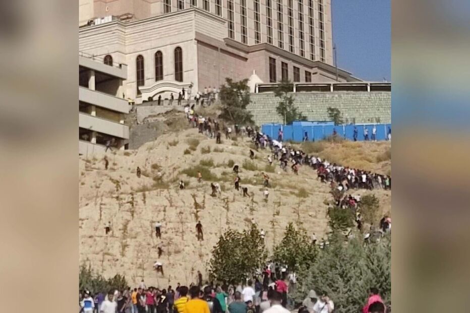 Fãs cercaram o autocarro onde seguia o Al Nassr. Adeptos subiram a “montanha” do hotel