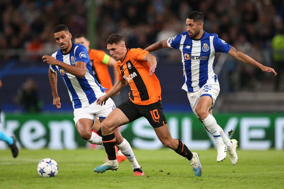 David Carmo (à esquerda) viu um amarelo nos primeiros minutos do encontro do FC Porto com o Shakhtar