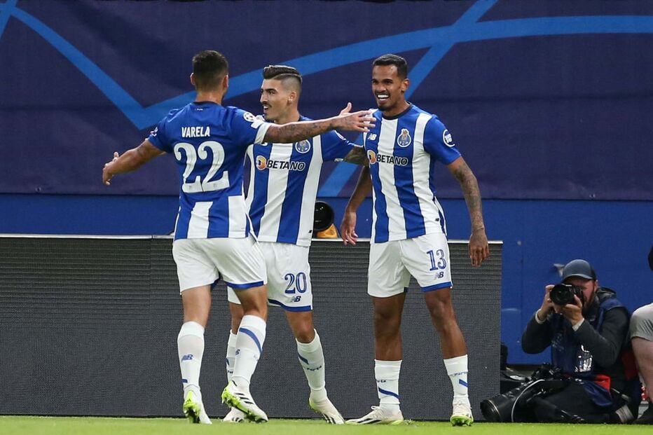 FC Porto festeja o primeiro golo no jogo frente ao Shakhtar, apontado por Galeno