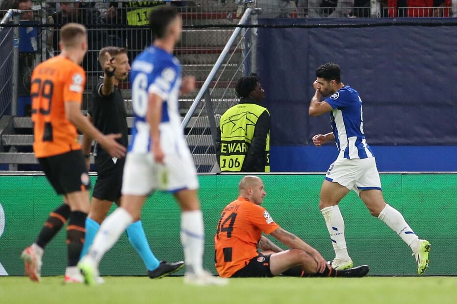 Mehdi Taremi festeja o terceiro golo do FC Porto, após assistência de Galeno
