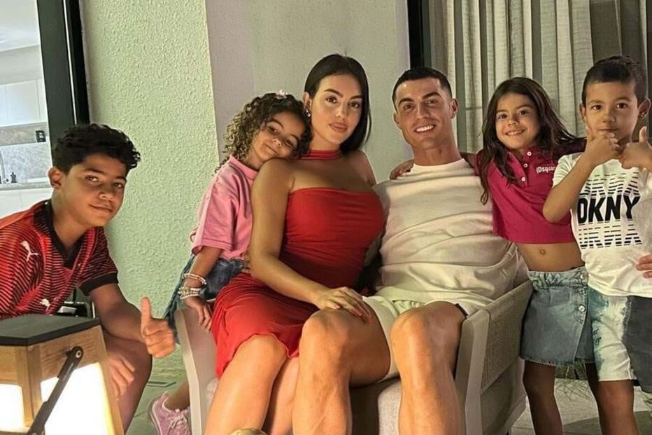 Cristiano Ronaldo, Georgina Rodríguez e os cinco filhos já estão a viver na nova mansão