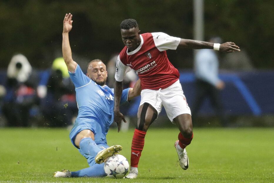 Bruma disputa bola com Lobotka