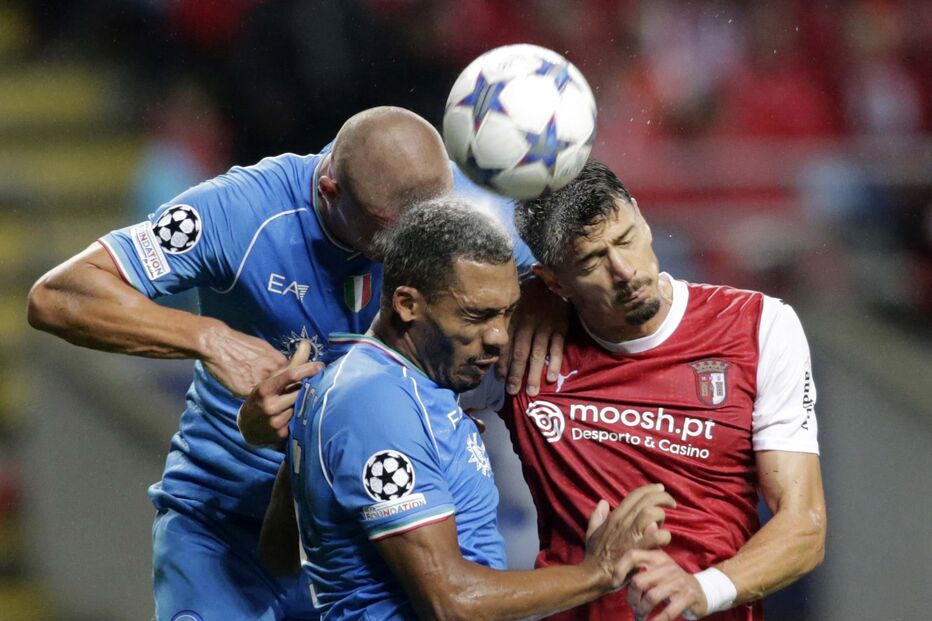 Jogadores do Sp. Braga e do Nápoles disputam uma bola