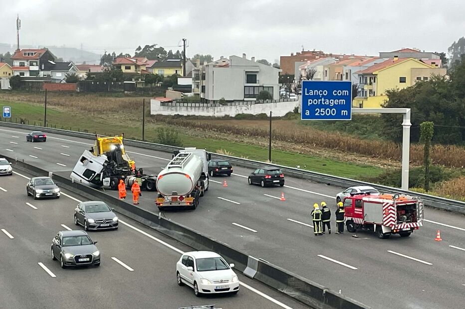 Camião-cisterna despista-se na A3 na Maia