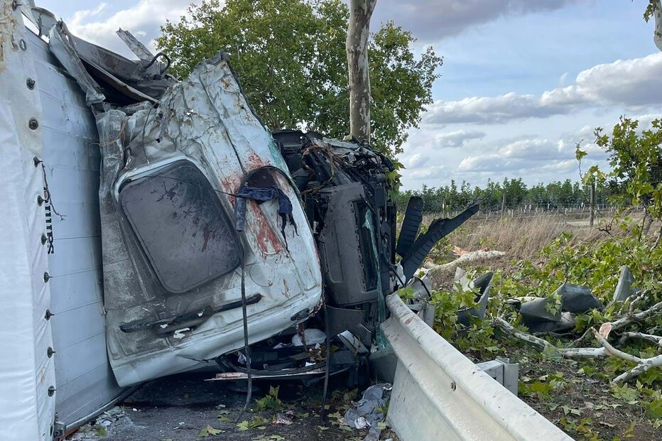 Um morto e dois feridos graves em despiste de pesado de mercadorias em Évora