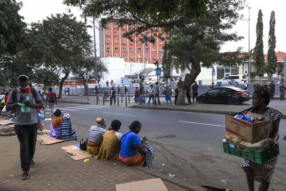 Cartões servem de cama às famílias que acompanham doentes nos hospitais de Luanda