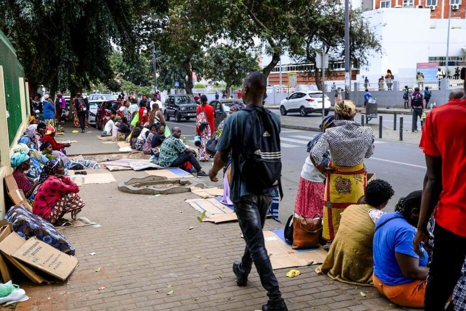 Cartões servem de cama às famílias que acompanham doentes nos hospitais de Luanda