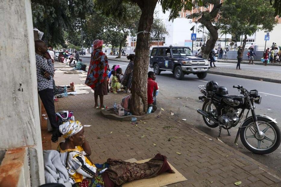 Cartões servem de cama às famílias que acompanham doentes nos hospitais de Luanda