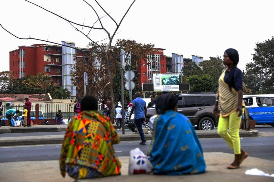 Cartões servem de cama às famílias que acompanham doentes nos hospitais de Luanda