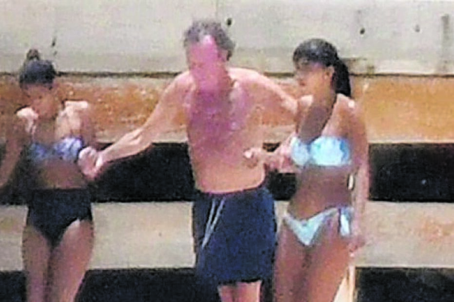 Frágil: Em 2020, Julio Iglesias foi fotografado a andar com a ajuda de duas desconhecidas